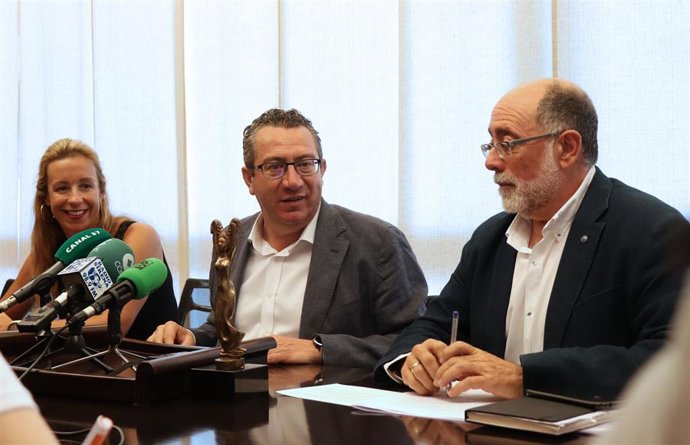 Toni Pérez, en el centro de la mesa, habla sobre el Festival de la Canción.