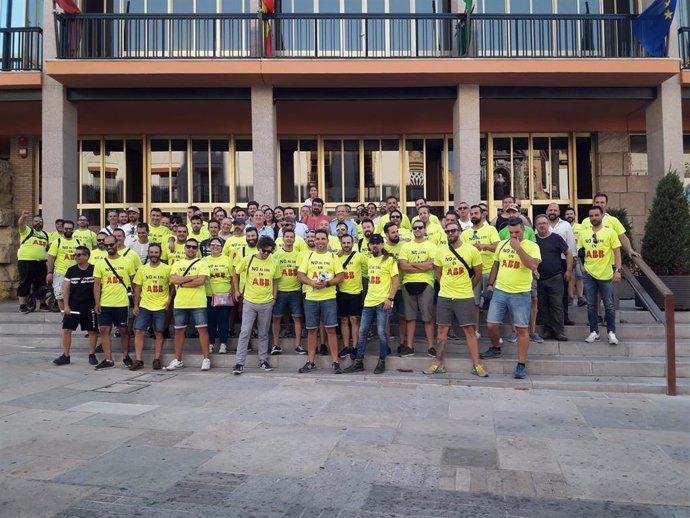 Trabajadores de ABB y autoridades locales ante el Ayuntamiento de Córdoba