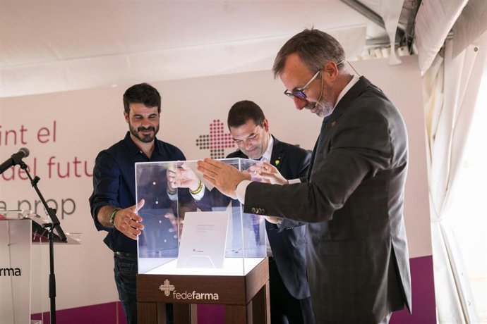 El presidente de Fedefarma, Vicen J. Calduch, el secretario de Empresa y Competitividad de la Generalitat, Joaquim Ferrar, y el alcalde de la localidad, Oriol Lozano