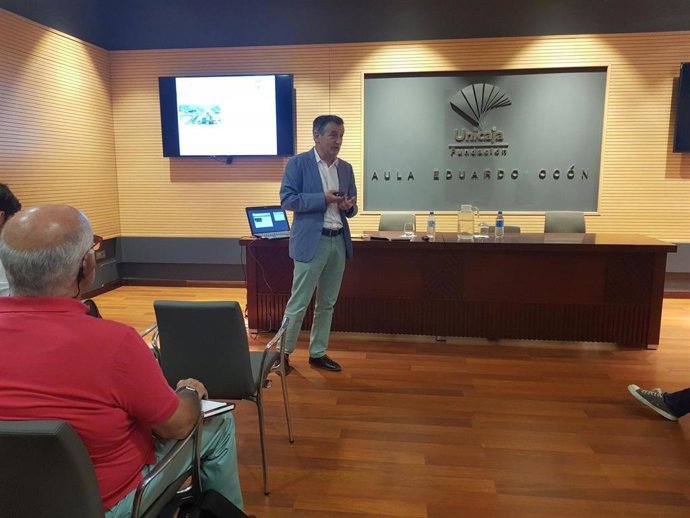 El presidente de la Fundación Renovables, Mariano Sidrach de Cardona, en los cursos de verano de la Universidad Internacional de Andalucía (UNIA)
