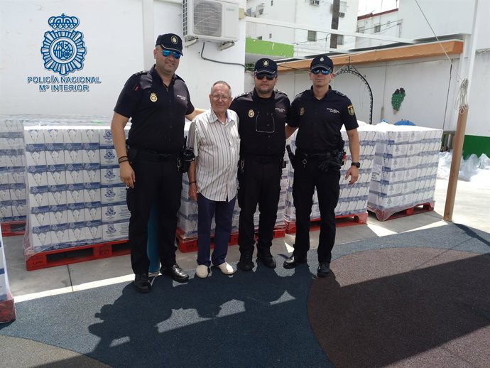 Sevilla.-La Policía Nacional colabora con la Asociación de Vecinos Tres Barrios 