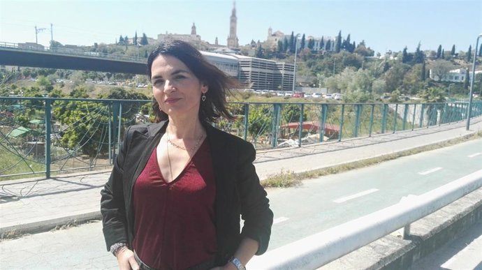 Instantánea de María Suárez con San Juan de Aznalfarache a sus espaldas