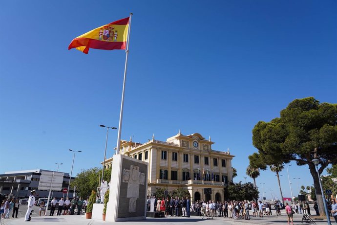 Bandera de España en el puerto de Málaga