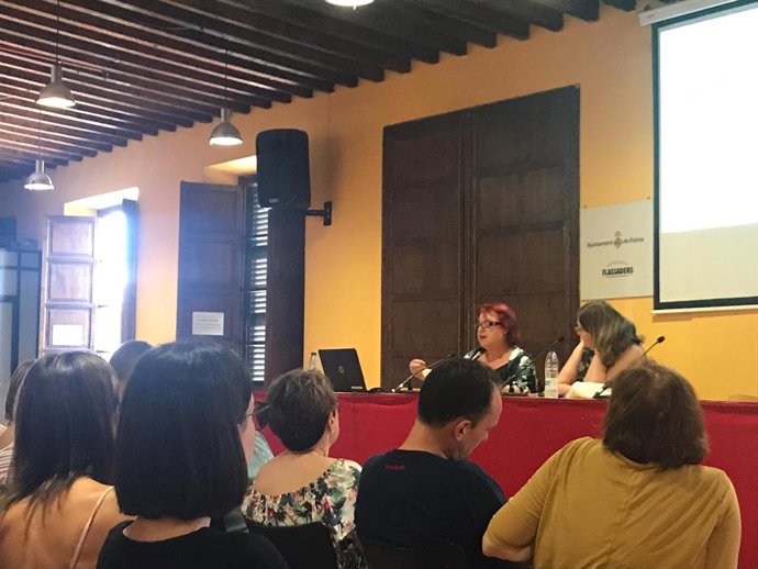 La periodista i llicenciada en Cincies de la Informació per la Universitat de Barcelona, Montserrat Boix, durant una conferncia al centre Flassaders de Palma. 