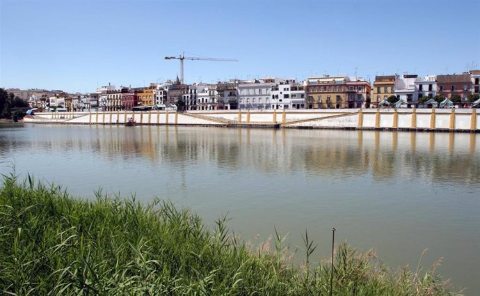 Río Guadalquivir A Su Paso Por Sevilla