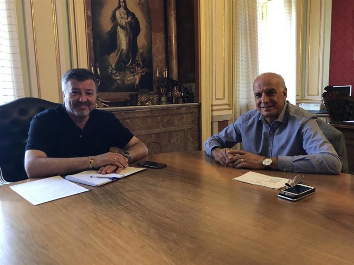 Reunión entre el alcalde de Cuenca, Darío Dolz, y el subdelegado del Gobierno en la provincia, Juan Rodríguez Cantos.