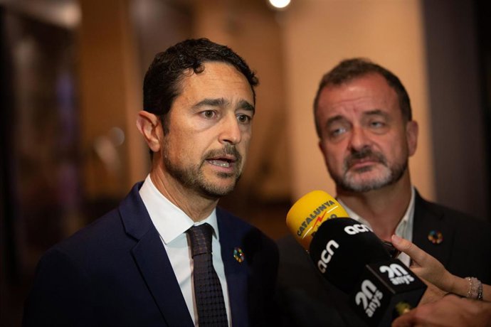 El Conseller Dami Calvet Atiende A Los Medios De Comunicación