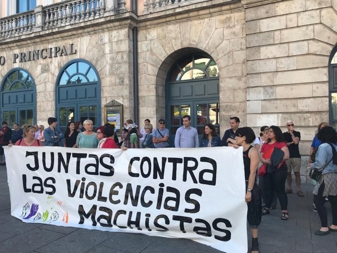 Manifestantes sostienen la pancarta inicial de la concentración en repulsa del crimen de violencia machista de Salas de los Infantes (Burgos).