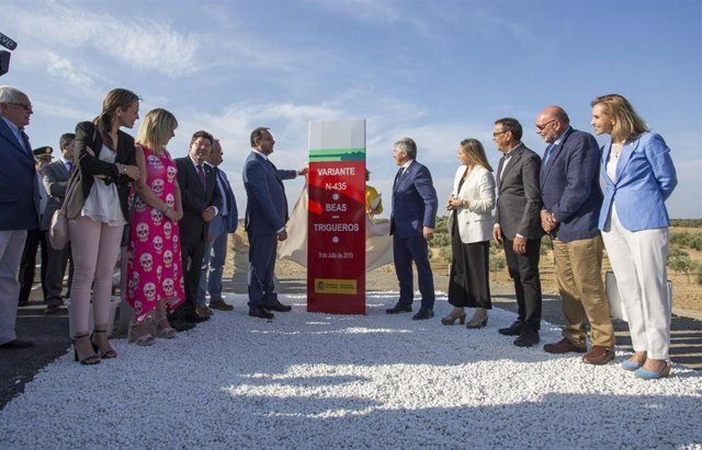 El ministro de Fomento, José Luis Ábalo, asiste a la puesta en servicio de la variante Beas-Trigueros.