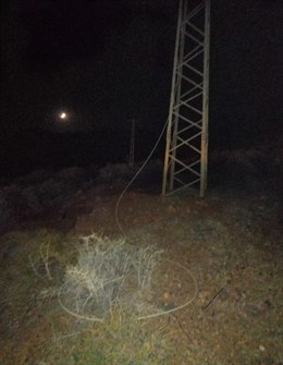 Imagen del cable que habría originado un incendio en Níjar (Almería)
