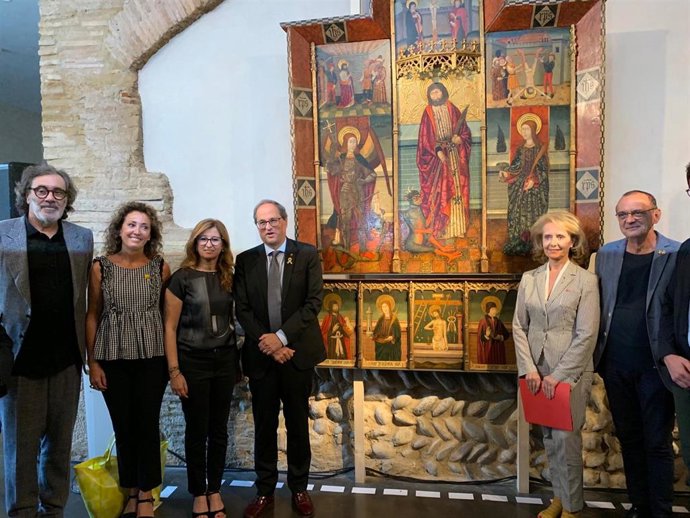 Tatxo Benet y Quim Torra han asistido a la presentación del retablo gótico.