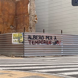 Una pintada en el Centre Histric de Lleida reclamando un albergue
