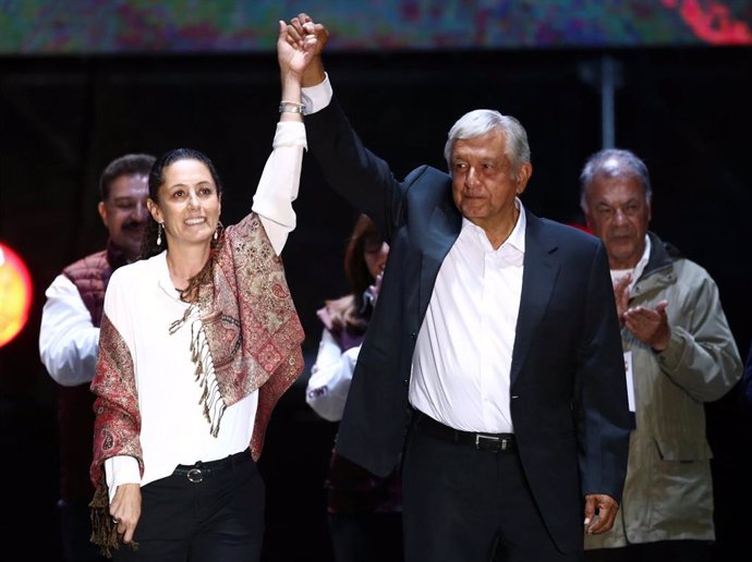 La alcaldesa de Ciudad de México, Claudia Sheinbaum, junto al presidente mexicano, Andrés Manuel López Obrador, tras ganar las elecciones.