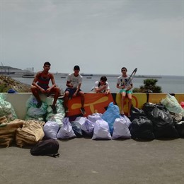 Imagen del grupo de recogida de basuras, en una playa