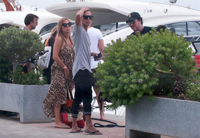 Julio José disfruta de Ibiza con unos amigos