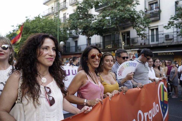La consejera de Igualdad, Rocío Ruiz, en la Marcha del Orgullo Lgtbi celebrada en Sevilla. 