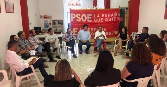 El secretario general del PSOE de Huelva, Ignacio Caraballo, se reúne con alcaldes y portavoces.