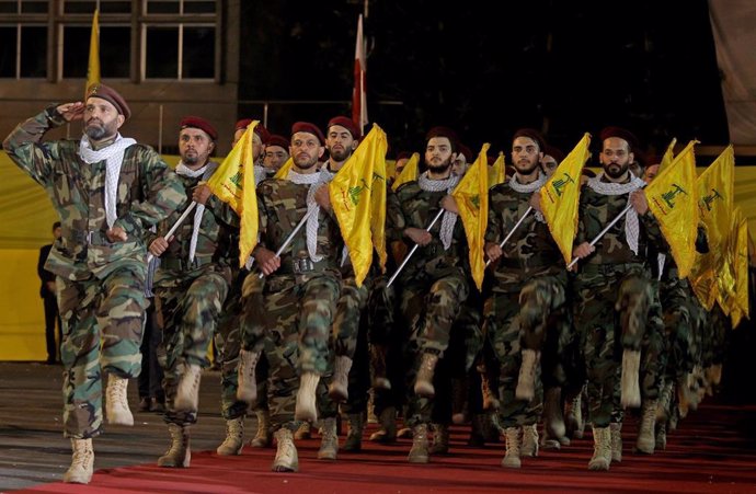 Combatientes de Hezbolá en un desfile en Beirut