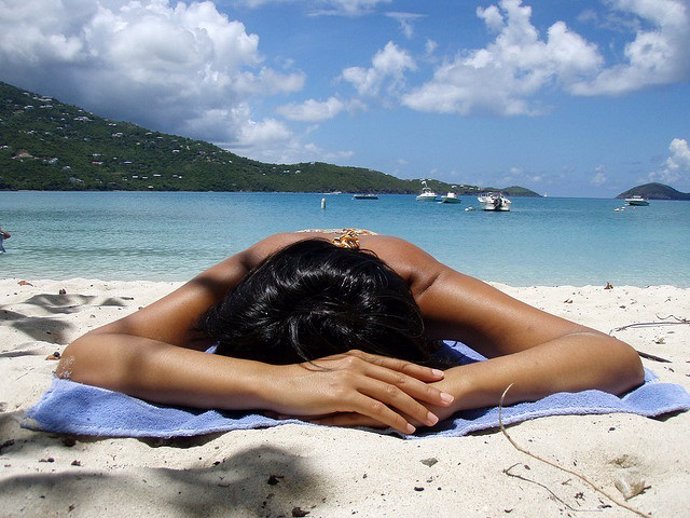 Usar crema solar, buscar sombra y usar ropa para protegerse del sol reducen el riesgo de cáncer de piel
