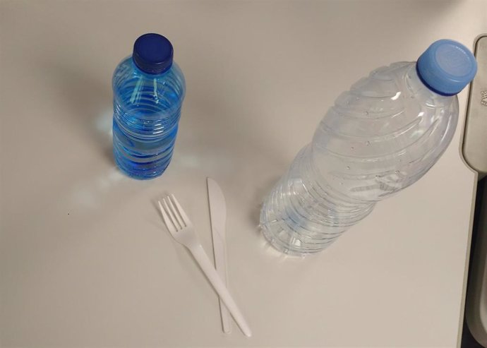 Botellas de plástico y tenedores de un solo uso de plástico