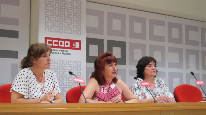 La coordinadora del área pública de CCOO y secretaria regional de CCOO FSC, Lola Cachero, en rueda de prensa