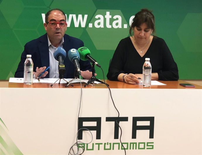 El presidente de ATA, Lorenzo Amor, junto con la vicepresidente y responsable de estudios de ATA, Elena Melgar, en la presentación del infrome sobre las vacaciones de los autónomos en verano de 2019
