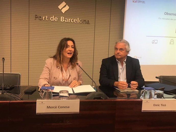 La presidenta del Puerto de Barcelona, Merc Conesa, y el presidente de Cimalsa, Enric Ticó, en rueda de prensa este miércoles