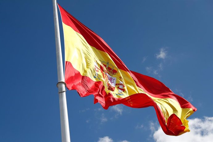 Bandera de España de la Plaza de Colón de Madrid, ondeando.