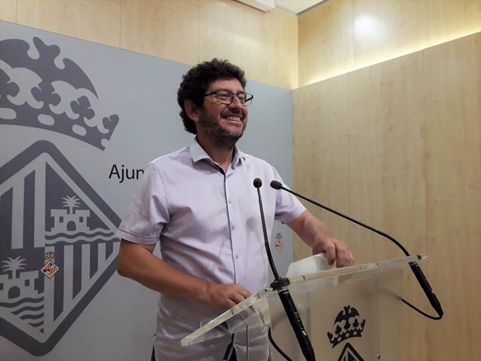 El portavoz del equipo de gobierno del Ayuntamiento de Palma, Alberto Jarabo, atiende a los medios en la sala de prensa de Cort.