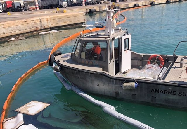 Medios del Puerto de València en la limpieza de la mancha oleosa