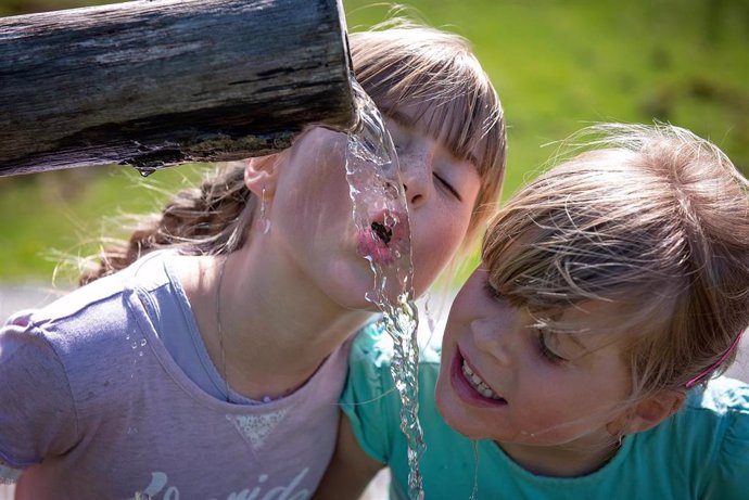 Beber agua, beneficios agua, hidratación, hidratarse