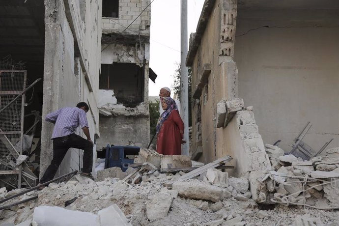 Personas en un edificio destruido por un bombardeo en Idlib