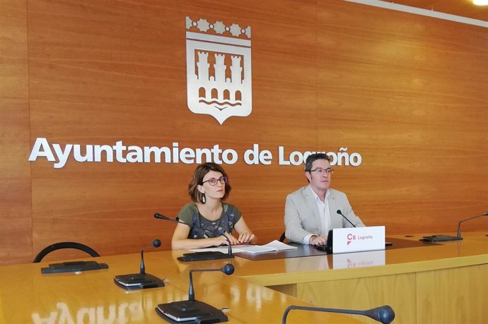 El portavoz del Grupo Municipal de Ciudadanos Julián San Martín y la edil 'naranja' Rocío Fernández, durante la rueda de prensa en la que han presentado una moción sobre el PGM