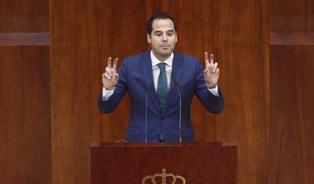 El candidato de Ciudadanos a la presidencia de la Comunidad de Madrid, Ignacio Aguado, durante su intervención en el pleno de investidura del presidente de la Comunidad de Madrid.