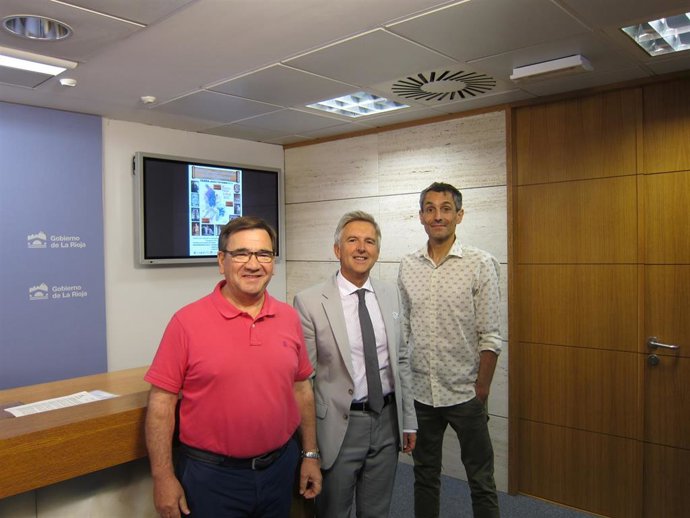 El director general de Cultura y Turismo, Eduardo Rodríguez Osés, junto a los responsables, presenta las visitas nocturnas al Monasterio de Santa María La Real.