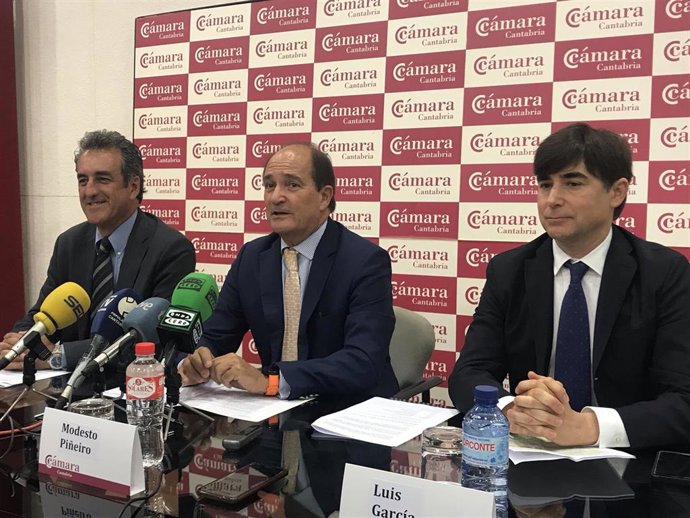 El consejero Francisco Martín, el presidente de la Cámara, Modesto Piñeiro, y el consejero delegado de Erzia y nuevo presidente del Clúster de la Industria de Defensa, Luis García