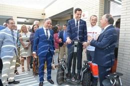 El presidente de la Junta de Andalucía, Juanma Moreno, en una visita al Área de Servicios en el Puerto de Algeciras.