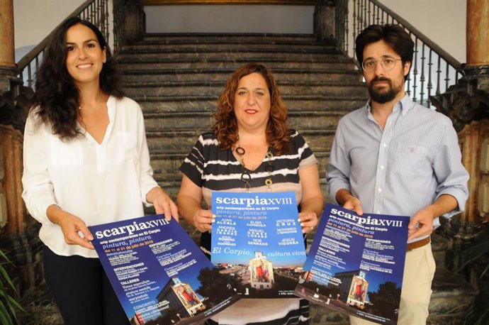 Navajas (centro) presenta el cartel de 'Scarpia'