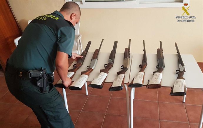La Guardia Civil de Huelva se incauta de las armas de unos cazadores furtivos.