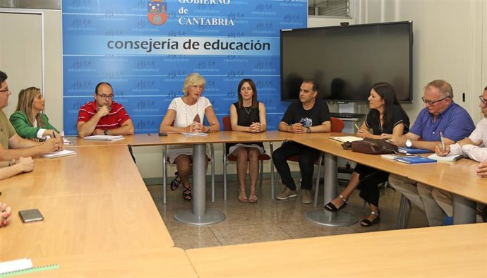 La consejera de Educación, Marina Lombó, y la Junta de Personal Docente