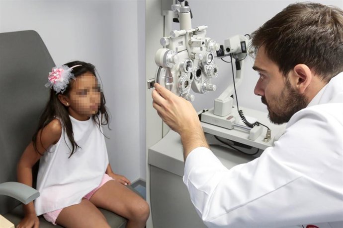 Una niña saharaui, durante el examen