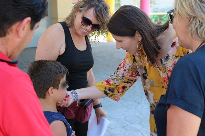 La delegada de Educación, Mercedes García Paine, con un alumno