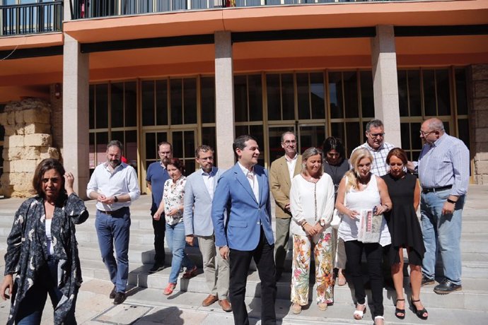 Bellido (centro), ante el Ayuntamiento junto a otros ediles y con Ambrosio (izda.)