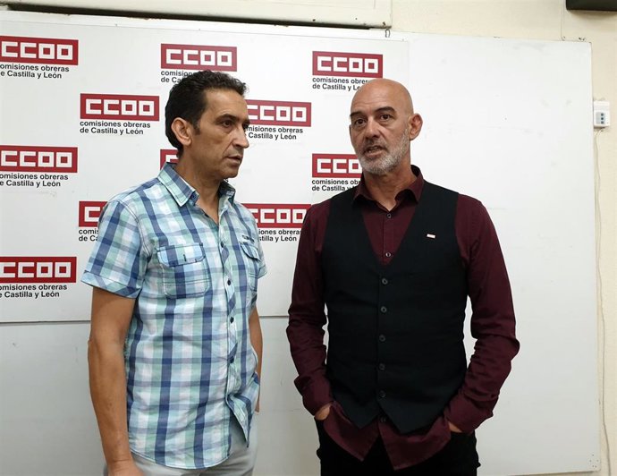 Los secretarios generales de CCOO en Castilla y León y Salamanca, Vicente Andrés Granado (i) y Emilio Pérez (d), respectivamente.