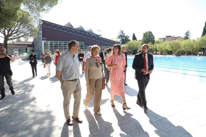 El concejal de Más Madrid Javier Barbero; la delegada de Obras y Equipamientos, Paloma García Romero; la delegada de Deportes, Sofía Miranda, y el concejal de Latina, Alberto Serrano, en la visita a la piscina municipal de Aluche.
