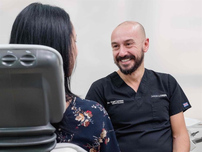 Un dentista conversa con el paciente durante la cita.