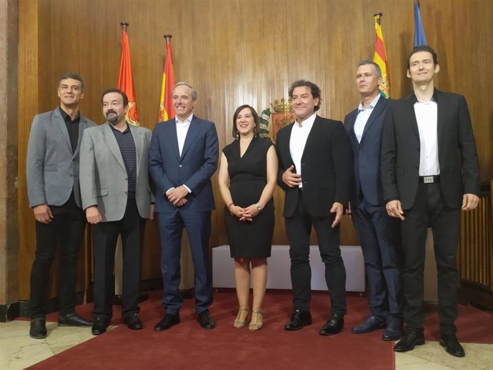 El grupo B Vocal junto al alcalde de Zaragoza, Jorge Azcón, y la vicealcaldesa, Sara Fernández, en su presentación como pregoneros de las Fiestas del Pilar 2019 este miércoles en el Ayuntamiento de Zaragoza.