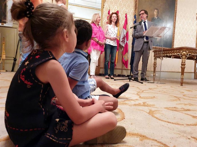 Autoridades en la recepción de niños saharauis en el Ayuntamiento de Salamanca