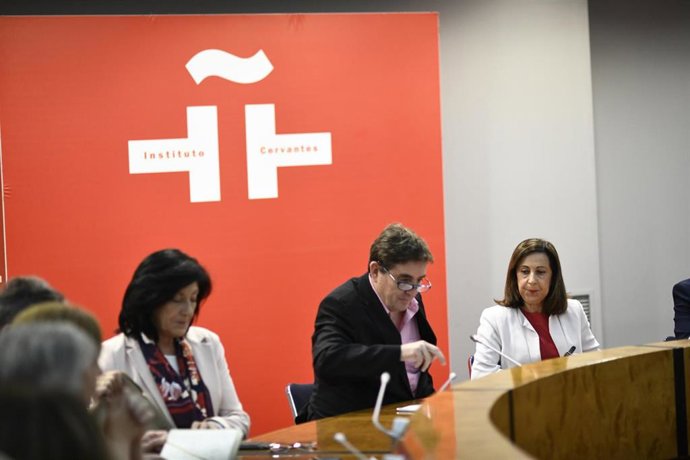 El director del Instituto Cervantes, Luis García Montero (2i) y la ministra de Defensa en funciones, Margarita Robles (3i), durante la jornada informativa sobre 'La labor de las Fuerzas Armadas en la enseñanza del español en operaciones militares'.