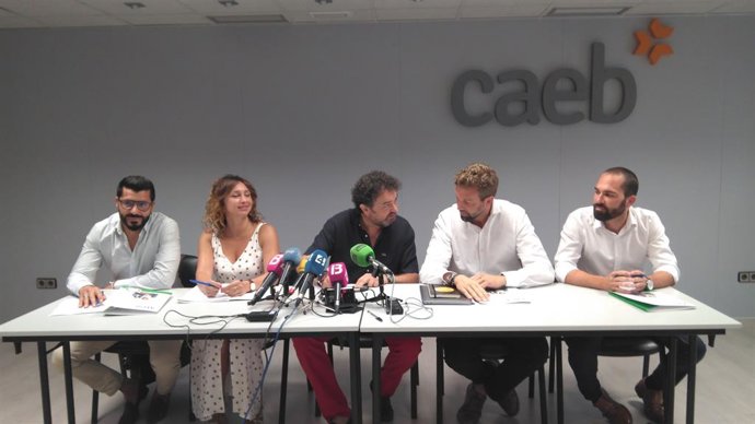 Imatge de la junta directiva de l'Associació Balear de Serveis Inmobiliaris en roda de premsa. 